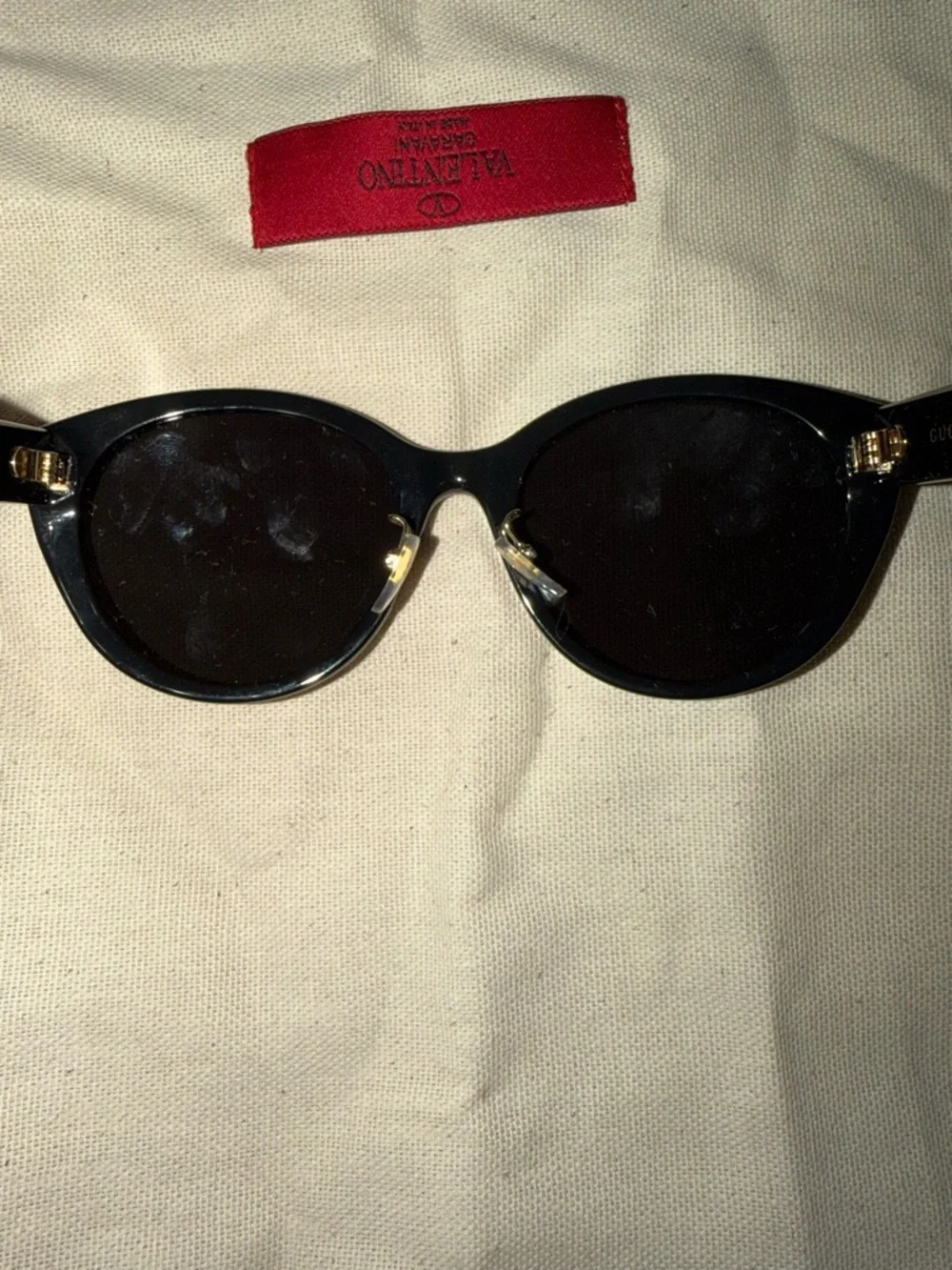 Gucci Black Cat-Eye Sunglasses with Gold GG Emblem - Picture 6 of 7